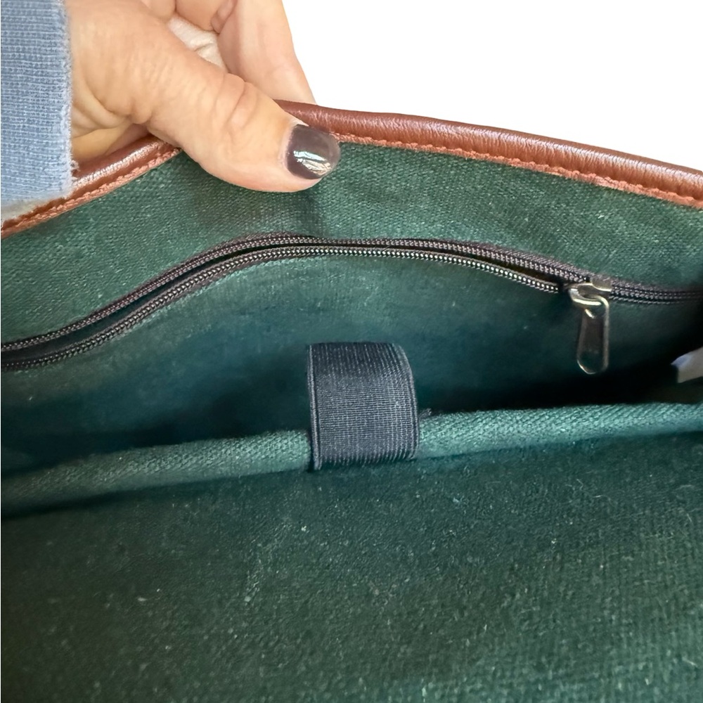 Elegant Brown Leather Shoulder Bag - Picture 10 of 12